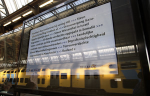 Weergave van nieuws op een scherm op een station